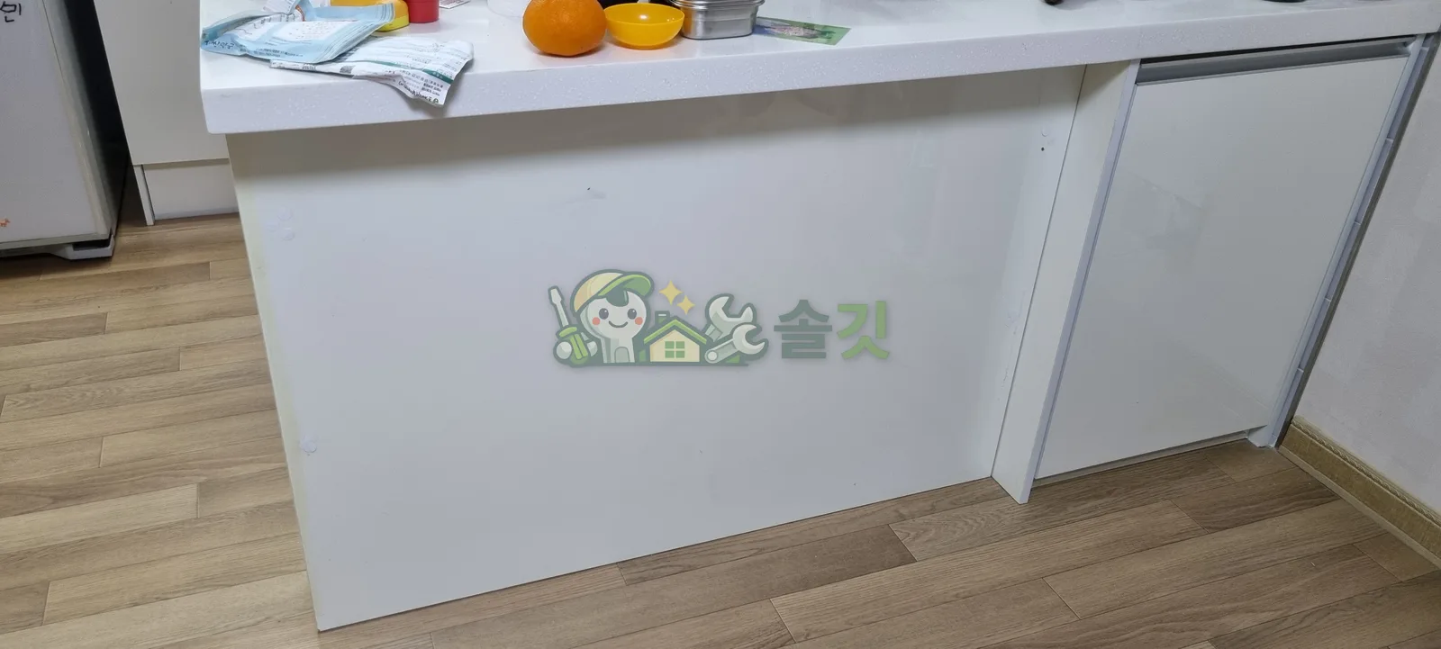 아일랜드 식탁 아래 비어 있던 공간