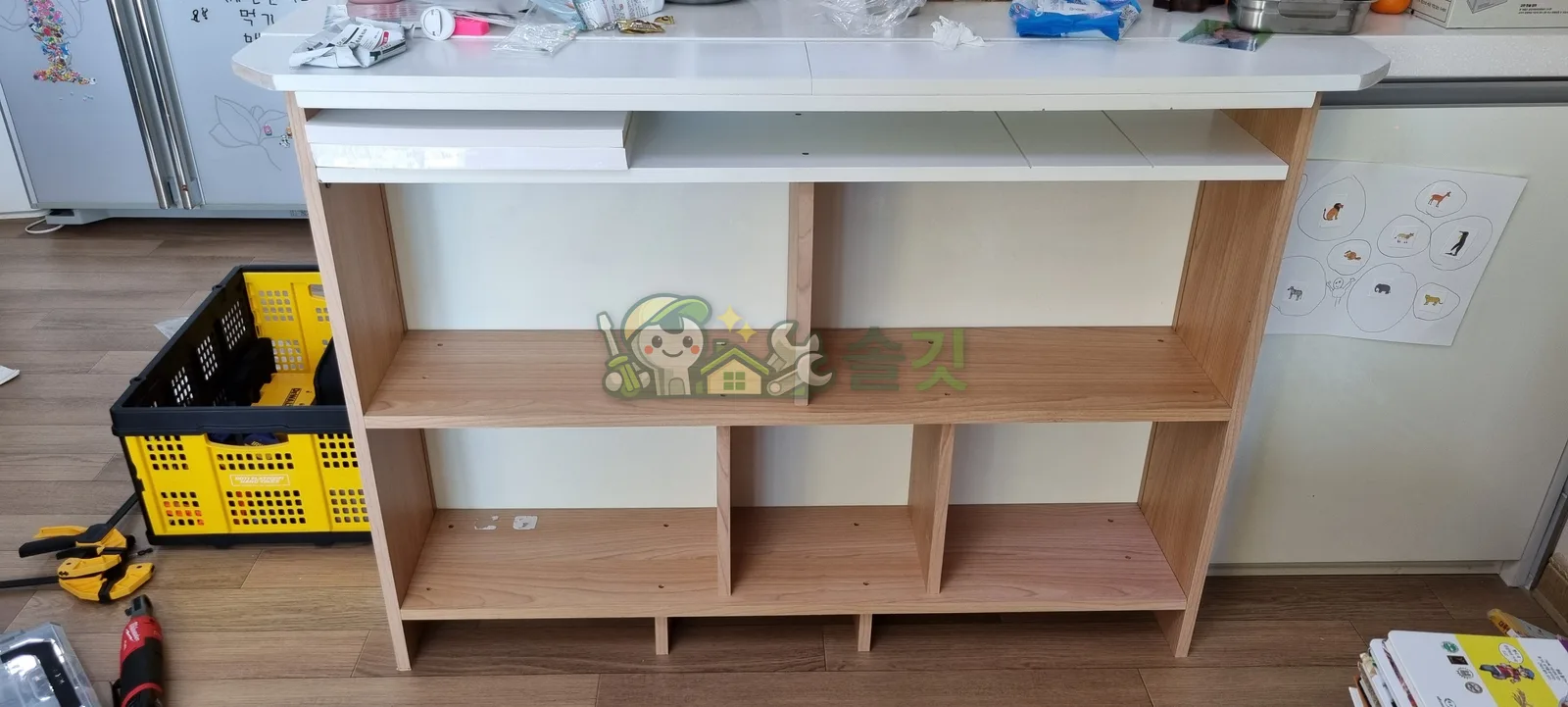 설치 완료된 맞춤 책장 모습
