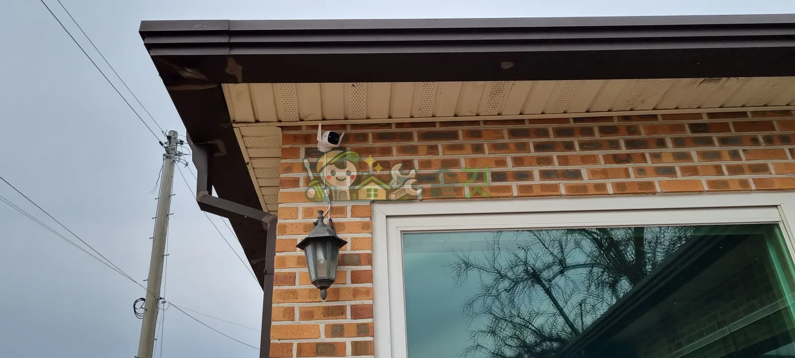 집 입구를 비추는 외부 CCTV