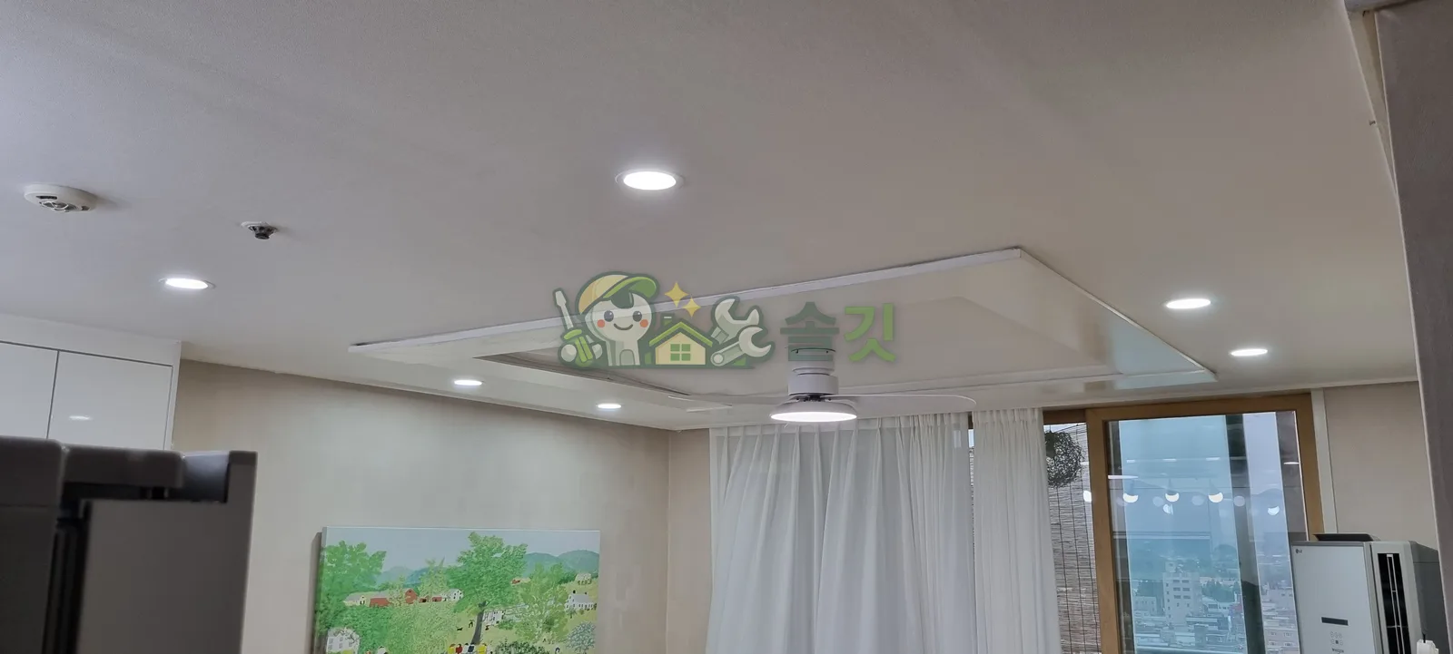거실에 균형있게 설치된 다운라이트들